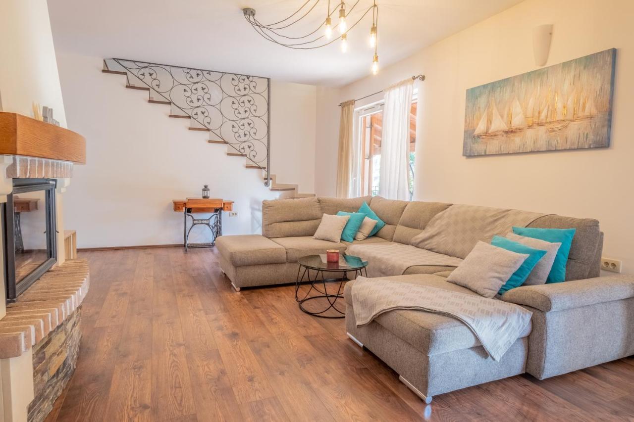Amazing 4 Bedroom Villa With Swimming Pool And Wifi, Family Frendly Tribalj  Extérieur photo